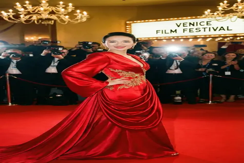 草莓视频与国际知名女演员合作红毯照片