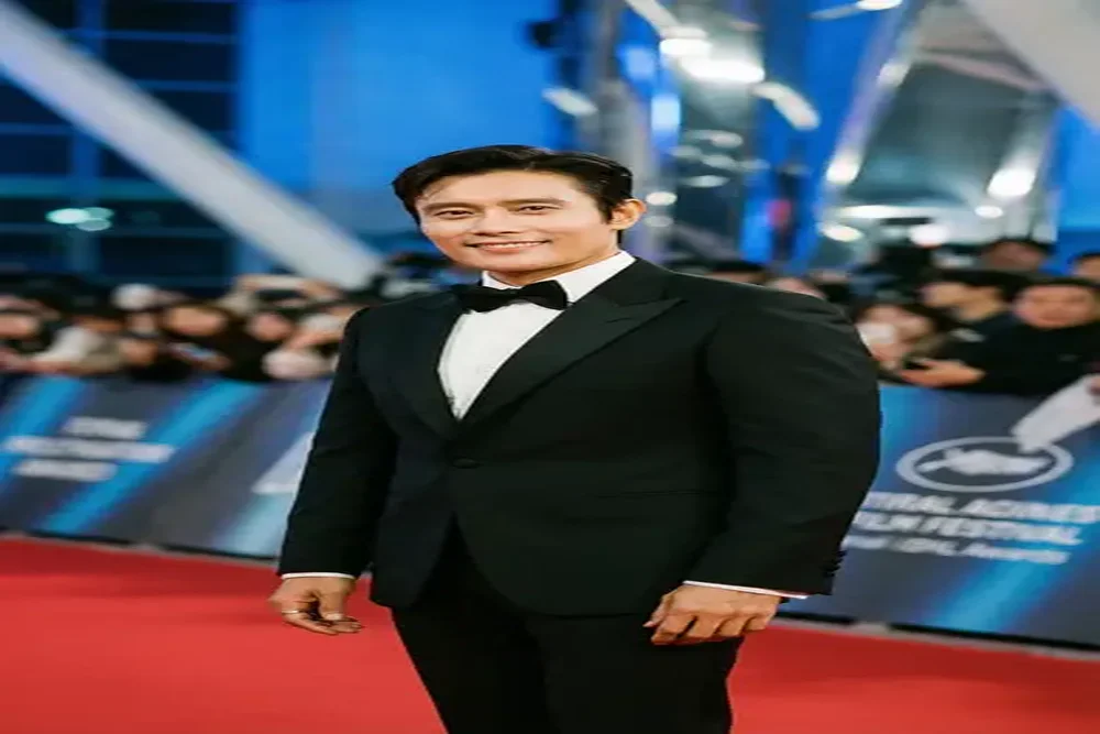 草莓视频合作国际男演员红毯照